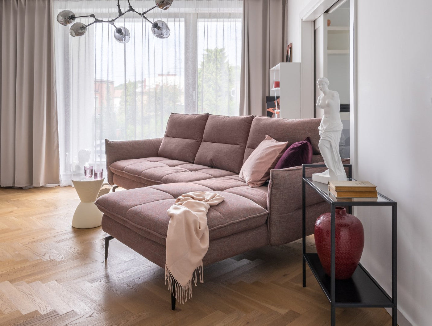 Mély ülőfelületű kanapé longchair elemmel nappaliban