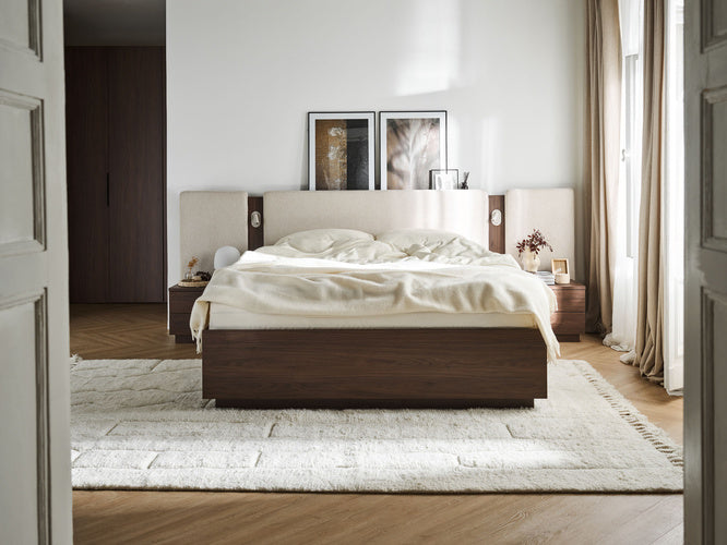 Sova ágy 180×200, széles egyenes kárpitozott fejtámlával és bővítéssel